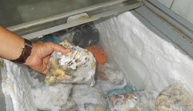 VIDEO. Sute de kilograme de melci de mare, confiscate de polițiști - 2iuliemelcidemare-1404288931.jpg