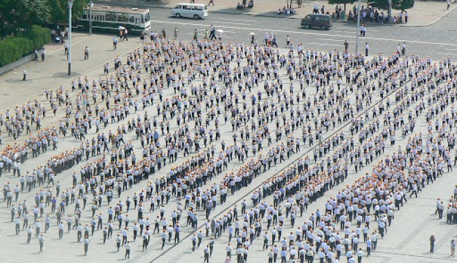 Ziua Națională în Coreea de Nord. Peste 100.000 de persoane, mobilizate. 20.000 de rezerve pentru cei care nu au executat bine mișcările ori au ratat sincronizările - 2pregatireadeziuanationala-1347279453.jpg
