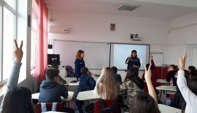 Elevii din Constanța, față în față cu polițiștii - 3-1553761266.jpg