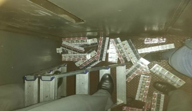 Țigări de contrabandă, ascunse în tubulatura de aerisire a unui vagon de tren - 3-1569316716.jpg