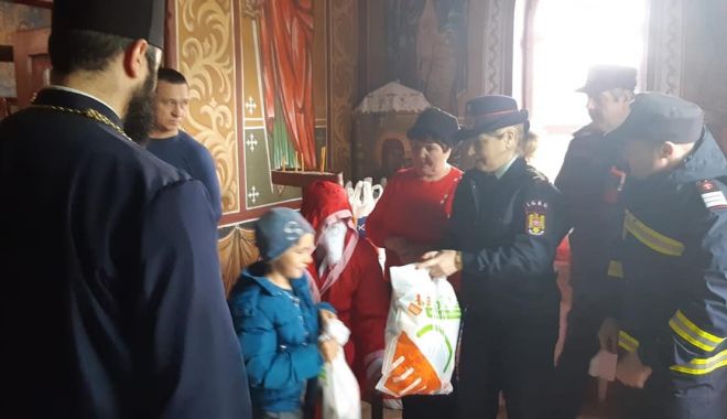 Moș Crăciun, ajutat de pompieri, a ajuns în satul Miorița - 3-1577442375.jpg