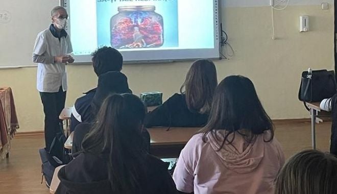 Liceenii învaţă despre efectele devastatoare pe care le are fumatul asupra organismului - 3-1653994316.jpg