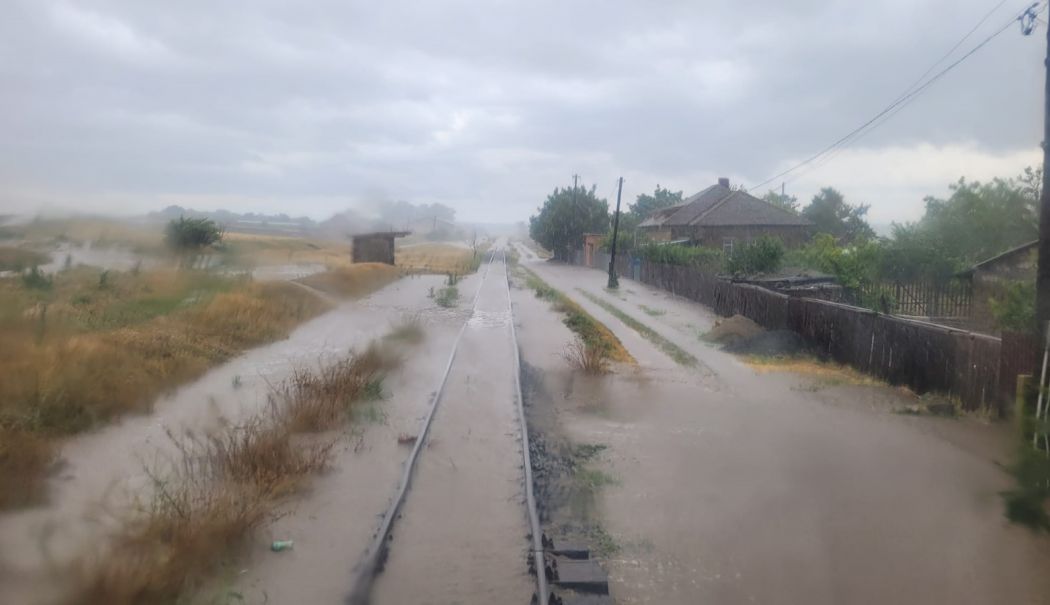 Foto / Călători, trenuri anulate astăzi, inclusiv la Constanța, din cauza daunelor produse de ploile torențiale - 3-1718432593.jpg