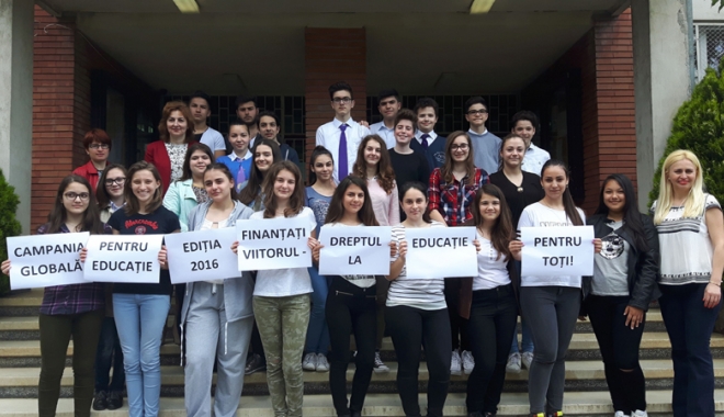 300 de elevi de la Liceul 