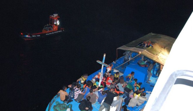 Aproape o sută de emigranți sirieni, salvați de nava amiral a Gărzii de Coastă / Galerie foto - 3043m-1377428891.jpg
