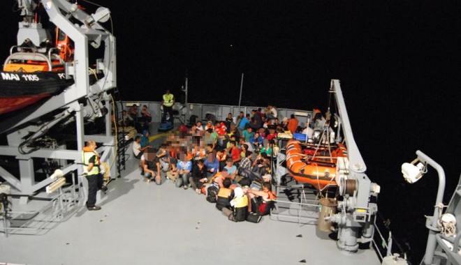 Aproape o sută de emigranți sirieni, salvați de nava amiral a Gărzii de Coastă / Galerie foto - 3044m-1377428886.jpg