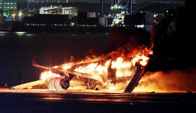 UPDATE. Avion de linie, în flăcări pe aeroport / Cinci oameni au murit