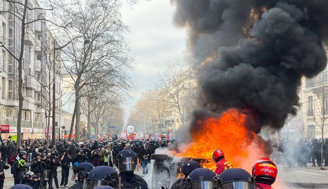 Anarhie pe străzile Parisului. Peste 400.000 de protestatari au vandalizat joi orașul - 30878371inparishabendemoteilnehm-1680796649.jpg