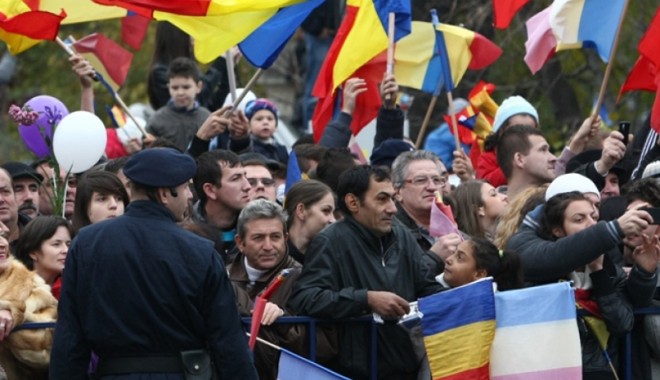Nostalgii de 1 MAI COMUNIST. Cu sarmale de parizer în stomac, drepți la defilare! - 30aprfond1maib-1367331811.jpg