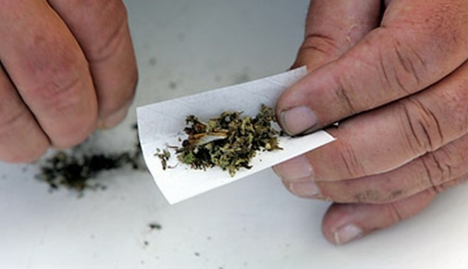Prins de jandarmi când își pregătea țigarea cu etnobotanice, în plină stradă - 30decembriedroguridevanzarejanda-1388405124.jpg