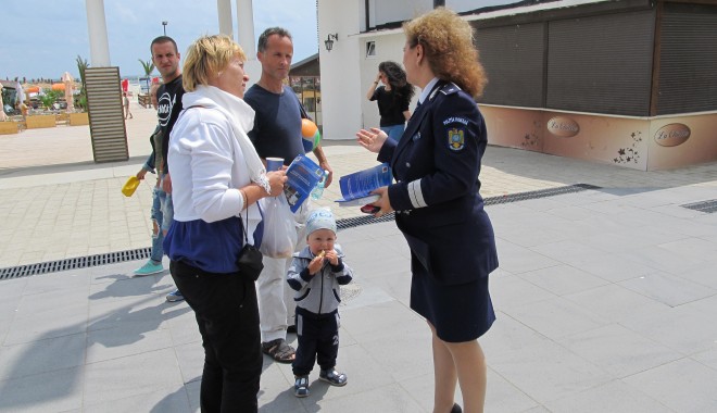 Polițiștii au împărțit pliante în Mamaia - 30iunieprevenirelitoral-1404135282.jpg