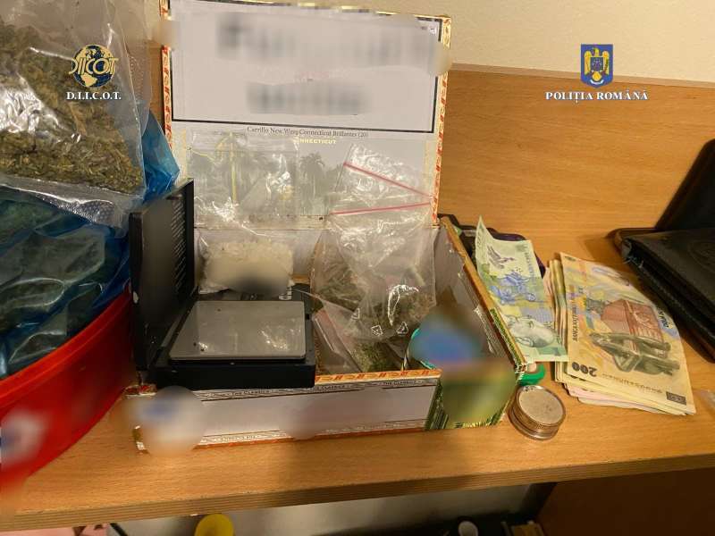 Aproximativ 28 kg de canabis şi 5 kg de cocaină, descoperite de poliţişti în ultimele două săptămâni