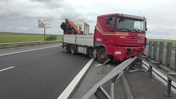 TRAFIC BLOCAT pe AUTOSTRADA SOARELUI. Un camion a derapat și a provocat un accident! - 30novautostradaaccident-1606725738.jpg