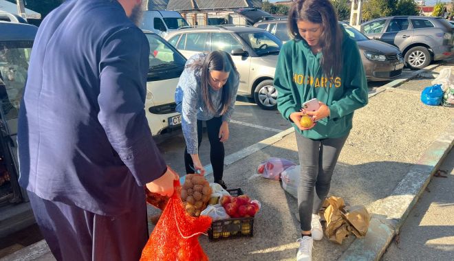 Elevii voluntari ai Școlii ”Grigore Moisil” din Năvodari au donat aproape trei tone de legume și fructe - 31247981164359377062616189931888-1666514529.jpg