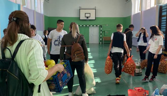 Elevii voluntari ai Școlii ”Grigore Moisil” din Năvodari au donat aproape trei tone de legume și fructe - 31249153064359264729294056921170-1666514519.jpg