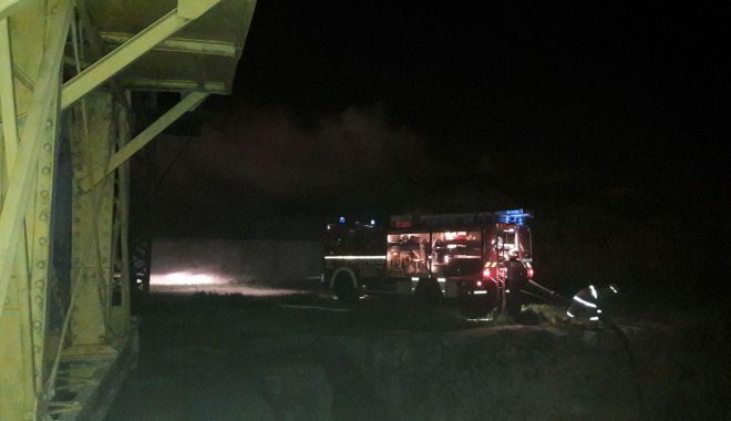 GALERIE FOTO / Incendiu de amploare în port! Ard mai multe spații de depozitare din Dana 16 - 31285695180363471632597318901974-1524614967.jpg