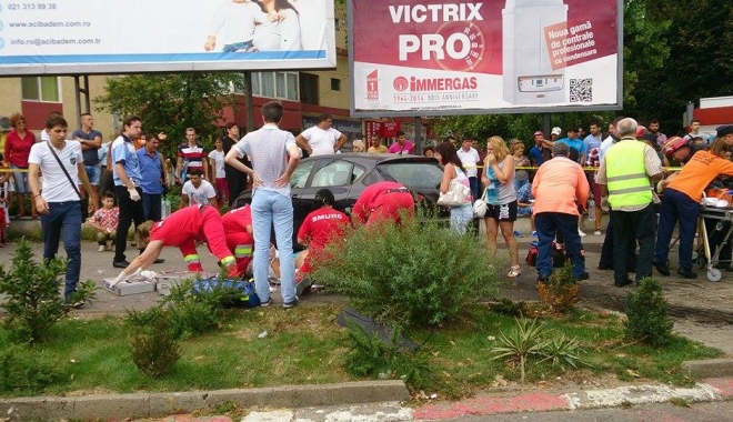 IMAGINI VIDEO ȘOCANTE!  TREI PERSOANE, SPULBERATE DE O MAȘINĂ SCĂPATĂ DE SUB CONTROL - 31409828992-1464247780.jpg