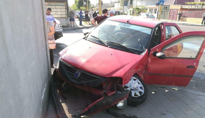 GALERIE FOTO. Accident rutier la Constanța, după ce un șofer nu a oprit la STOP - 31969915181541585181452653958435-1525598676.jpg