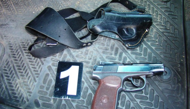 Pistol Makarov și muniție, confiscate de la un moldovean care voia să intre în România - 31augustpistolgasitfrontiera-1346420062.jpg