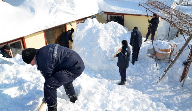 Jandarmii și militarii din Constanța dau o mână de ajutor la despăzerirea bătrânilor - 31ianuariedrumurideszapezire-1391171609.jpg