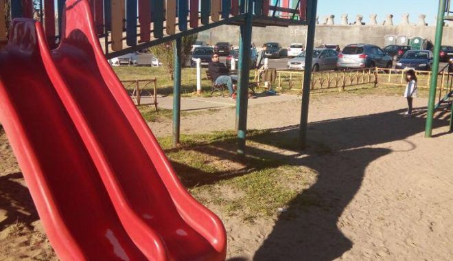 VIDEO. Încă un incident la un loc de joacă din Constanța. Copil de doi ani, căzut printre scânduri - 32089434188227922179600242319643-1525778057.jpg