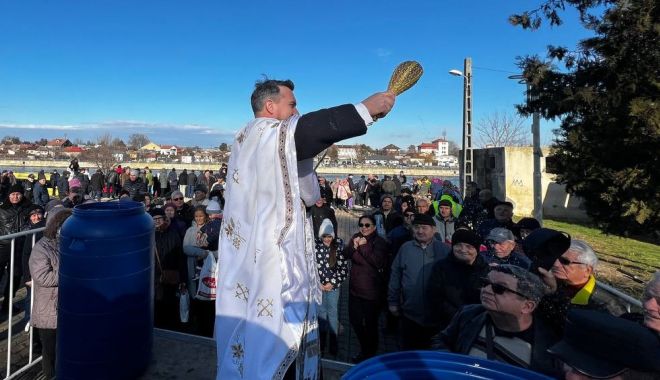 Boboteaza – sărbătorită cu evlavie și bucurie la Medgidia - 32425244090101572091217259661910-1673015248.jpg