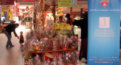 Expoziție cu vânzare de obiecte realizate de copiii din centrele de plasament constănțene - 325def1d9a6e9bddf0f89a23a5330e88.jpg