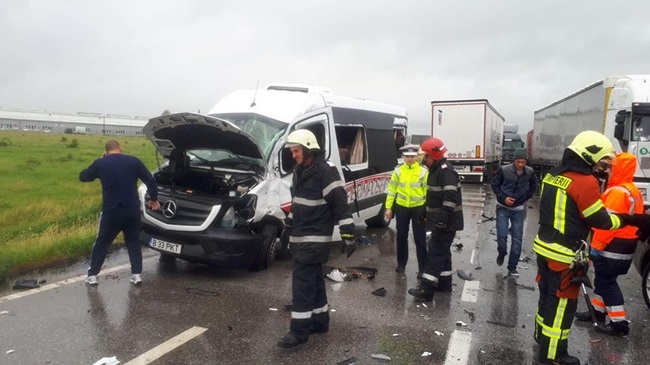 Microbuz plin cu elevi, implicat într-un accident rutier - 32747856165150884823157683727044-1526465139.jpg