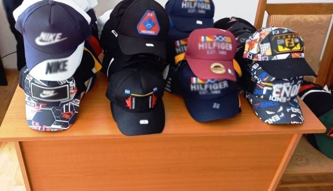 CAPTURĂ LA COSTINEȘTI. Haine contrafăcute, confiscate de jandarmi - 32767cbb981444d38936dab689ee58c5-1624868287.jpg