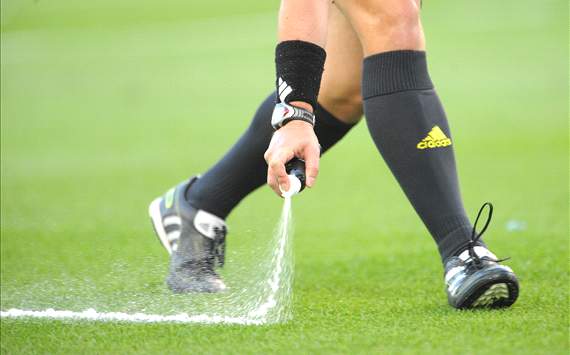 FIFA a autorizat folosirea unui spray cu spumă temporară, în ajutorul arbitrilor - 328399vanishingsprayfootball-1385050211.jpg