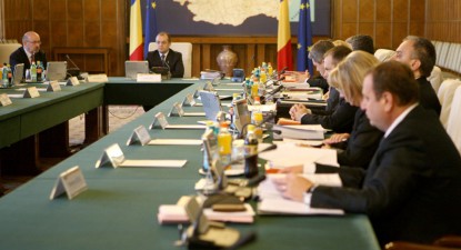 Guvernul va aplica reducerea salariilor cu 25% și recalcularea pensiilor speciale - 32e353eaf96e7e2397819a5dbaad81ba.jpg
