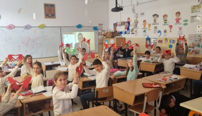 Elevii școlilor ”Nicolae Tonitza” și ”Mihai Viteazu” din Constanța au împărtășit obiceiuri de Dragobete - 33223433415989512105510762031609-1677230463.jpg