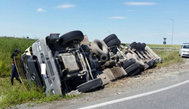 Trafic îngreunat pe autostradă! Șoferul unui autocamion a adormit și s-a răsturnat - 3414268055700-1522650654.jpg