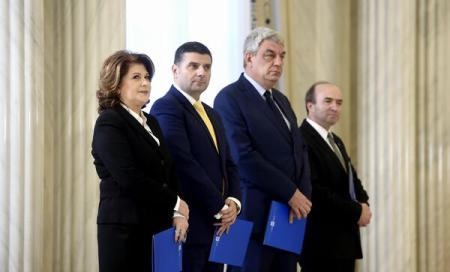 Noii miniștri din Guvernul Grindeanu au depus jurământul de învestitură - 344-1487857729.jpg