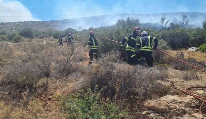 IGSU: 30 de pompieri români participă în Grecia la stingerea unui incendiu de vegetaţie uscată din zona Kouvaras