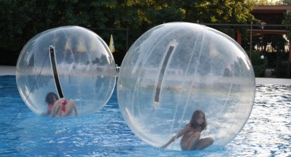 Plimbarea cu bila nebună, noua fiță a sezonului estival - 355c140f1cff8ab915913705e3b87229.jpg