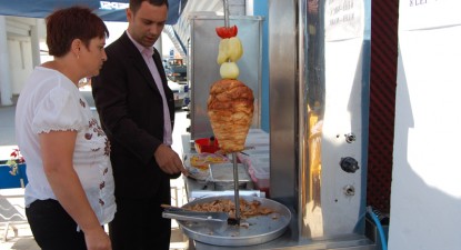 Inspectorii de la Protecția Consumatorilor au găsit carne ținută în soare și păr în frigidere - 359353ccb2ed0977b00c27256b30c365.jpg