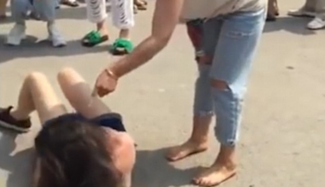 VIDEO. AMANTĂ DEZBRĂCATĂ ȘI BĂTURĂ MĂR, ÎN PLINĂ STRADĂ, DE SOȚIA ÎNȘELATĂ - 35bf8554000005783663535imagem614-1467284679.jpg