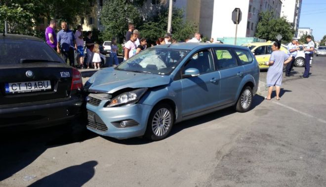 GALERIE FOTO / Accident rutier la intersecția străzilor București și Oborului. Trei autoturisme implicate - 36177361210683581600692211204436-1529935876.jpg