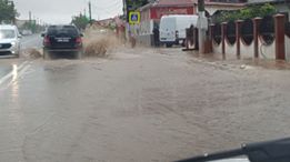 PLOILE FAC RAVAGII LA TUZLA! APĂ DE UN METRU, CIRCULAȚIE BLOCATĂ! - 36331141194213369581055478199120-1530183772.jpg