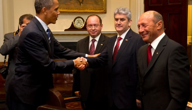GALERIE FOTO / Gabriel Oprea ar fi trucat o poză ca să pară că a dat mâna cu Barack Obama. A cui e mâna de fapt - 36364510623419821359809503963250-1530284219.jpg