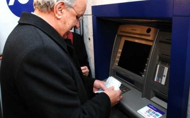 Bancomatele, luate cu asalt de pensionari. Au intrat pensiile pe card! - 368393251615stiripensionar-1736590086.jpg