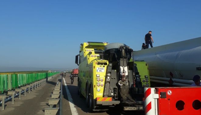 GALERIE FOTO / Traficul pe Autostrada Soarelui, unde s-a răsturnat o cisternă cu kerosen, în continuare oprit - 37087318177802361895103448946206-1531377304.jpg
