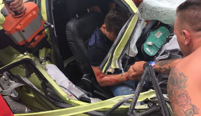 IMAGINI CU UN PUTERNIC IMPACT EMOȚIONAL! ECHIPELE DE LA DESCARCERARE FAC EFORTURI PENTRU A-L SCOATE PE ȘOFER DINTRE FIARELE CONTORSIONATE - 37327767197433039259088449138983-1531997647.jpg