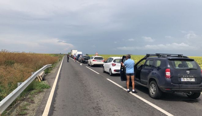 VIDEO. Pompierii constănțeni, în alertă! ARDE O MAȘINĂ - 37754824179829772692362391631444-1532520377.jpg