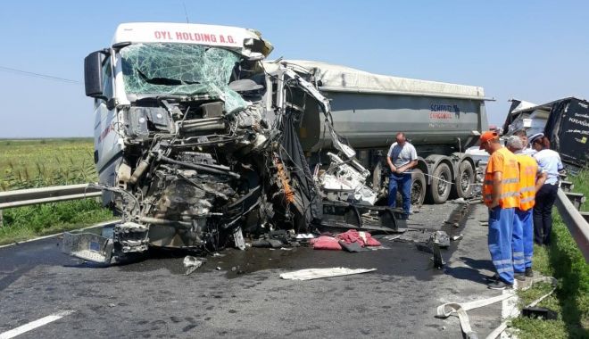 ACCIDENT RUTIER MORTAL ! Coliziune frontală FATALĂ, între două autotrenuri! - 37996446178836368128468367013163-1533548851.jpg