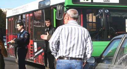 Hoții de buzunare au făcut victime pe autobuzul 43 - 37e27d00c9153d7c094d3e78b4ec75c5.jpg