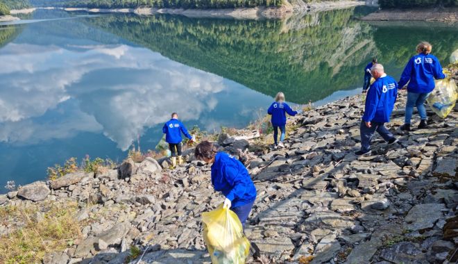Voluntarii “Let's Do It, România!” au adunat o mie de tone de deşeuri de pe cursurile apelor