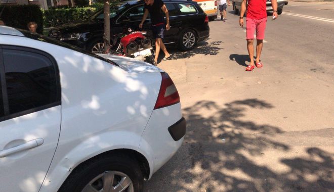 GALERIE FOTO / Accident rutier pe strada IL Caragiale. Un motociclist a fost rănit - 38183390199600021375723532043048-1533133127.jpg