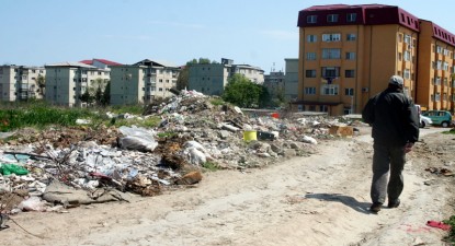 Trăiesc cu metri cubi de gunoaie la ușă (GALERIE FOTO) - 3825910defacfd3d9b49d976a768e998.jpg